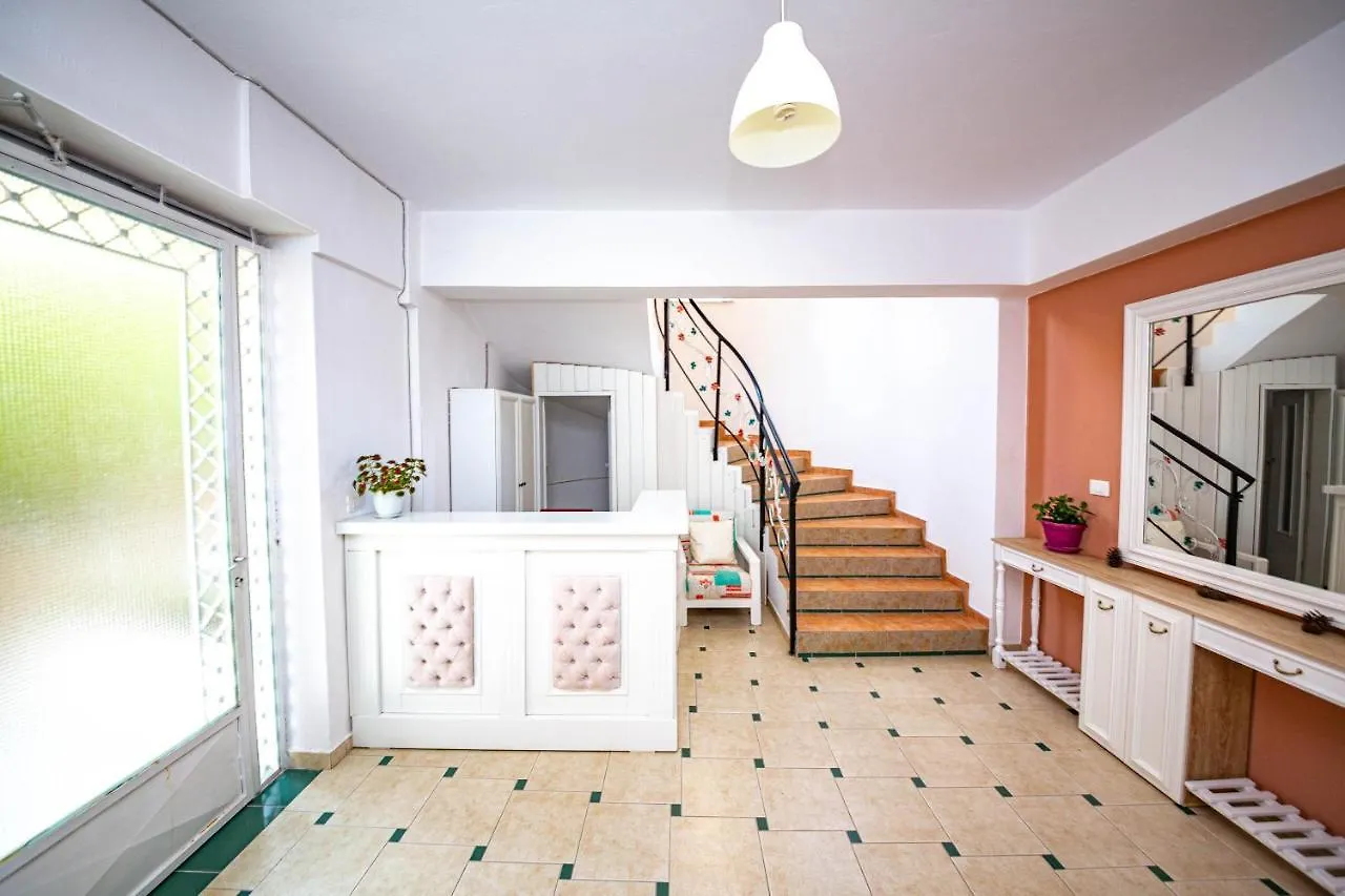 Ideal Aparthotel Saranda מלון